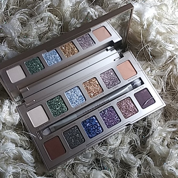 URBAN DECAY STONED VIBES EYESHADOW PALETTE - Picture 2 of 5